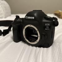 Canon EOS 5D Mark IV DSLR Camera with 24-105mm f/4L II Lens