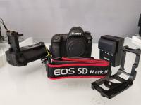 Canon EOS 5D Mark IV 30.4MP Digital SLR Camera with battery grip and mount Canon EOS 5D Mark IV 30.4MP Digital SLR Camera with battery grip and mount
