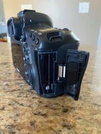 Canon EOS 5D Mark IV EF 24-105mm f/4L IS II USM Lens Kit GREAT Condition